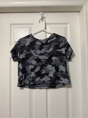 Lululemon athletica new year cates t shirt size 8 euc